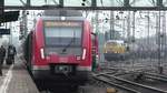 430 114 der S-Bahn Rhein-Main hält als S9 nach Wiesbaden Hbf in Mainz-Bischofsheim, während im Hintergrund eine Bauriehe 294 rangiert und 225 010 der DB Bahnbau abfahrbereit steht.