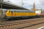 DB Bahnbaugruppe 225 010-8 mit Bauzugwagen am 31.03.18 in Frankfurt am Main Westbahnhof. Die Strecke war gesperrt wegen der Bauarbeiten aber der Bahnsteig war offen 