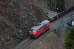 Von einem Parkplatz an den Serpentinen bei Hiterzarten konnte ich die ELBA 225 133-8 fotografieren. Sie wartet auf Einsätze auf der Großbaustelle auf der Höllentalbahn.

Hinterzarten 28.03.2018