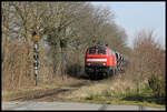 Am 16.03.2022 wurden wieder Teilbereiche der Teutoburger Wald Eisenbahn im Bereich Bad Iburg und Lienen geschottert. Zu diesem Zweck war die LCC Lok 225079-3 der Lappwaldbahn Cargo auf der TWE unterwegs. Hier kehrt sie gerade mit dem Leerzug aus Richtung Lienen nach Lengerich zurück und erreicht den Stadtrand im Ortsteil Hohne.