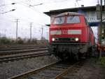 225 075 in Koblenz Ltzel unter dem Reiterstellwerk Km.
Diese Lok fuhr nach einem Kaltstart mit mchtig viel Rauch und kurzem Warmlauf mit einem geruch schlechter verbrennung an mir vorbei.  
Aufgenommen am 2.12.2007