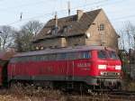 Im Hintergrund ist das Bahnhofsgebude des ehem. Bahnhofs in Ratingen zu sehen. Diese 225er wartet auf das Weiterfahrsignal. Sie musste in Ratingen stoppen um zwei Gterzge berholen zu lassen. Das Foto stammt vom 25.01.2008 