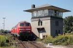 225 001 + 225 011 rollen am Stellwerk Duisburg Hochfeld vorbei.