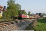 Arlberg-Umleiter 43192 mit 225 002 und der  Hutzenlosen  225 806 rollt im Sonnenlicht durch Oberreitnau hinab nach Lindau-Reutin und weiter nach Wolfurt (A).
24.04.09