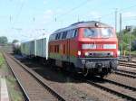 Die 225 029-8 zieht und die 225 150-2 schiebt einen  Pflanzenex-Express  durch Dsseldorf-Rath.