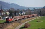 Brenzbahn-Frhling 2009 - 225 031 zieht am Nachmittag des 02.04.09 den Kohlezug-Leerpark aus Heidenheim-Mergelstetten Richtung Aalen, aufgenommen am Km 2,8 der KBS 757 bei Unterkochen. Der Zug wurde sperrungsbedingt umgeleitet, da sich ein Unfall zwischen Herbrechtingen und Giengen(Brenz) ereignet hatte.