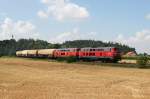 225 008 und 217 012 mit dem Kesselwagenzug 47134 am 06.08.2009 bei Tling.