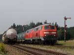 Die 217 012 und die 225 079 am 25.08.2009 mit einem Mllzug bei der Einfahrt in Tling. 