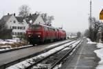 225 805-1 + 225 071-0 durchfahren als Lz am 06.02.10 den Bahnhof Hrlkofen, nachdem sie einen schweren Kesselzug nach Mnchen brachten.