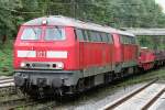 Die 225 051-2 und 225 028-0 ziehen in DT Brammen durch Duisburg Neudorf am 13.07.2010