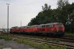 225 030 mit einem Lokzug in Mhldorf am 02.08.2010