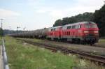 217 012-4 und eine Schwester-Lok ziehend, und 225 026-4 mit einer Schwesterlok schiebend, verlassen gemeinsam mit einem langen Kesselwagen-Zug den Bahnhof Tssling, 23.08.2010.