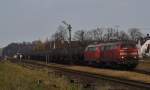 225 805 -1 und 225 032 -2 zogen den Zug, noch zwie schwesterloks schoben den Zug am 03.11.2010 in Tssling.
