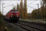 225 133 und eine Schwesterlok haben vermutlich den 61271, Krefeld-Stahlwerk - Bochum-Prsident, am Haken. (04.11.2010)

