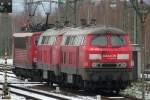 Die 225 003-3 steht mit 225 006-6 und 155 101-9 in Ltzel Gbf am 05.12.2010