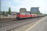Am 21.April 2011 zieht 225 011-6 einen Gterzug durch Dsseldorf Rath.