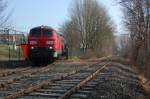 225 024-8 mit ihrem Trafotransport, hier bei der Ausfahrt aus dem Gleisanschluss des RWE Umspannwerkes in Bren, 23.03.2012.