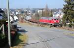 225 024-8 beschleunigt nach kurzem Aufenthalt in Brilon-Stadt in die Steigung hinauf nach Brilon Wald, 23.03.2012.