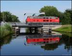 225 027-2 beim berqueren des Ems-Jade-Kanal`s von Wilhelmshaven nach Sande.