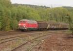 Am 09.10.2012 erreicht 225 008-2 mit einem kurzen Gterzug den Bahnhof Arnsberg.