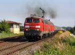 Die 225 010 und die 225 073 mit dem Saaler Kalkzug am 25.08.2009 bei der Durchfahrt in Tling.