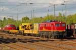 140 070-0 EBM Cargo mit einem Baukran und dahinter EBM 225 094-7 am 18.04.2014 in Düsseldorf Rath.