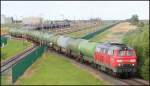 225 027-2 beim Verlassen der Tankfarm in Wilhelmshaven.