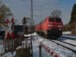 225 021-5 und 225 803-6 kommen von Lindau Hbf vom Tanken und fahren nach Lindau-Reutin, um dort einen Containerzug zu übernehmen und nach Ulm zu ziehen (Lindau, 31.01.2015).