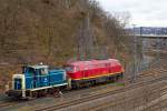 
Die 225 094-2 der EBM Cargo, ex DB 215 094-4, hat wohl einen Lagerschaden, so wird sie am 04.04.2015 in Siegen von der  261 671-2 (eigentlich laut NVR-Nummer 98 80 3361 671-1 D-AVOLL) der Aggerbahn (Andreas Voll e.K., Wiehl), der ex DB V60 671, geschleppt bzw. in den Hbf Siegen gedrückt, wo die EBM Cargo 140 003-5 (oben rechts im Bild) auf sie wartet um sie dann nach Hause zu schleppen.