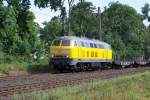 DB 225 010-8 von DB Bahnbau am 1.8.2015 in Ratingen-Lintorf.