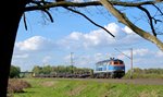 NBE Rail 225 071 befindet sich am Abend des 04.05.16 mit einem Gleisbauzug in Hüde auf der Fahrt in Richtung Osnabrück.