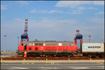225 803-6 mit Ihrem Containerzug im KV-Terminal am Jade-Weser-Port.