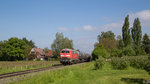 225 073-6 zieht am 25.05.2016 ihren Kesselwagenzug von Friedrichshafen weiter nach Lindau-Reutin.