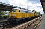 225 010-8 durchfährt am 1.8.2016 zusammen mit 293 008-9 den Magdeburger Hauptbahnhof in Richtung Osten.