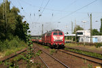 225 060 durchfährt mit einer ihrer Schwestermaschinen nebst Güterzug den Bahnhof von Rheinhausen, einem Ortsteil von Duisburg.