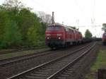 225 020-7 und 225 001-7 mit einem Gterzug am Bahnbergang Grimbergstrae in Gelsenkirchen.