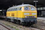 18.04.2026, 13:14 Uhr: Die gelbe 225 010-8 rangiert mit einem Bauzug auf Gleis 8 im D�sseldorfer Hbf.