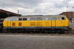 18.04.2026, 13:14 Uhr: Die gelbe 225 010-8 rangiert mit einem Bauzug auf Gleis 8 im D�sseldorfer Hbf.
