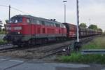 Von Friedrichshafen Gbf kommend hat der  Roßberger Kieszug , am 22.06.2011 gezogen von 225 809, den Bahnhof von Roßberg erreicht. Nach dem Abkuppeln und Umfahren der leeren Wagen, wird die Lok die Wagen in das Ladegleis schieben.