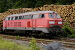 Unmengen von Fichtenholz sind aus dem Sauerland abzutransportieren. Die smr (SaarMoselRail) ist mit zwei Loks in Lüdenscheid-Brügge im Einsatz (28.7.21): 92 80 1225 133-8 D-HEIN ist eine davon.