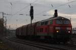 Die 225 133 zieht am 26.11.11 einen Stahlzug auf dem Gegengleis durch Duisburg-Entenfang.