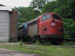 Am 02.06.07 steht eine rote NoHAB Lokomotive auf den hinteren Gleisen des Bahnhofes Haldensleben.
