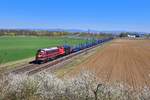 227 004 + 227 005 mit einem leeren Holzzug am 08.04.2020 bei Straubing.