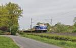 Altmark Rail 1149, die Weihnachts Nohab, holte am 4.5.2022 einen leeren Niederbord Wagen Zug in Hasbergen ab und ist hier am Ortsrand um 10.39 Uhr in Richtung Osnabrück unterwegs.