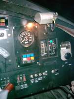 Fahrstand 1 einer Nasenlok (NOHAB) nachts beim Einschottern