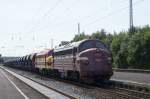 Dieselpower in Elze.1155 mit der Rundnasenschwester 1151 durchfuhren am 15.08.2009 mit einem langen Schotterzug den Elzer Bahnhof auf Gleis 3.