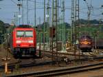 185 269-8 und 185 277-1 stehen am 15.08.2012 in Aachen West abgebgelt vor einem Kesselzug, der von zwei Cobras aus Belgien gebracht wurde.