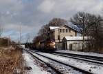 227 004 fuhr am 27.01.14 mit einem Bauzug von Plattling nach Magdeburg, hier zusehen bei der Durchfahrt in Pöllwitz.