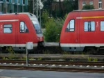 Ungewhnliches Arbeitstier - Eine Nohab der DSB (MY1143) als Zugpferd vor einer Gleisbaumaschine in Bad Hersfeld am 02.08.2003.