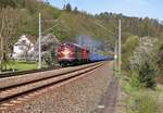 MY 1138 (227 004) und MY 1142 (227 005) fuhren am 28.04.20 mit einem Holzzug von  Saalfeld nach Plattling. Hier ist der Zug in Eichicht zu sehen.